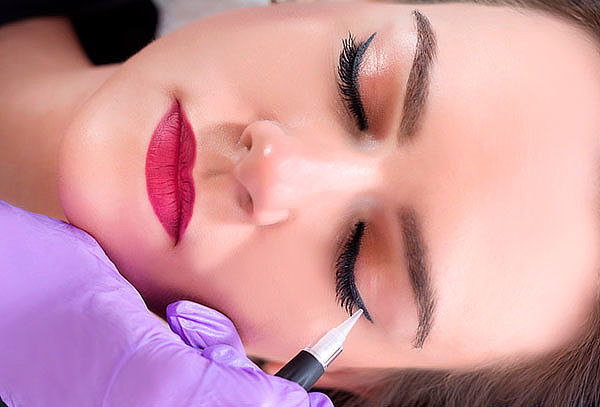 Explora los fundamentos de la micropigmentación, enfocándose en la línea superior