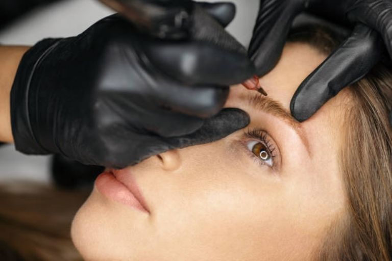 Cómo las Cejas Voluminosas se Convirtieron en un Must-Have de la Moda