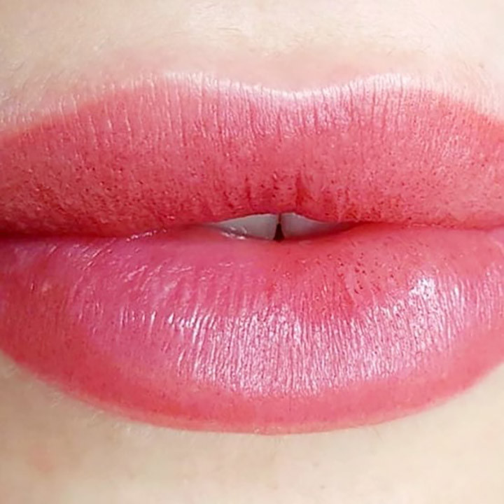 Descubre qué es la micropigmentación de labios y cómo puedes embellecer tu sonrisa